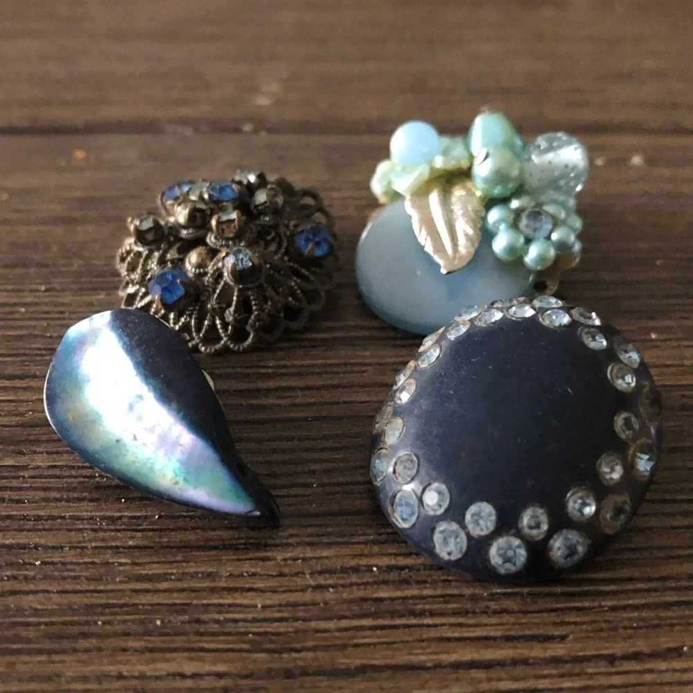 Vintage single blue & cream clip on earrings 4ct.